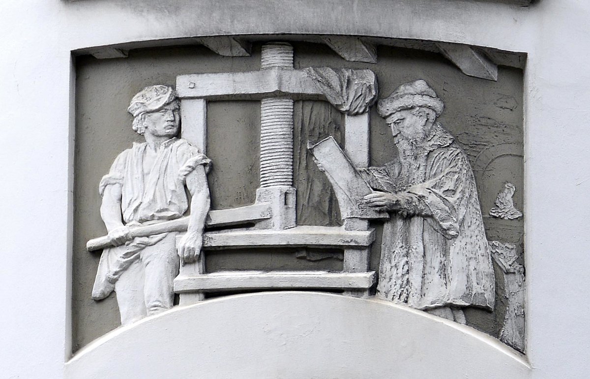 Detailaufnahme vom Gebude Nikolaistrae 7 in Flensburg. Eine groe Vielfalt an Jugendstil-Dekor zeigt das Haus des Schleswig-Holsteinischen Zeitungsverlags in Flensburg. Den Eingang in der Mitte betont ein Relief mit Gutenberg als Erfinder des Buchdrucks sowie einem Gehilfen an einer Druckpresse. Aufnahme: 2. Mai 2020.