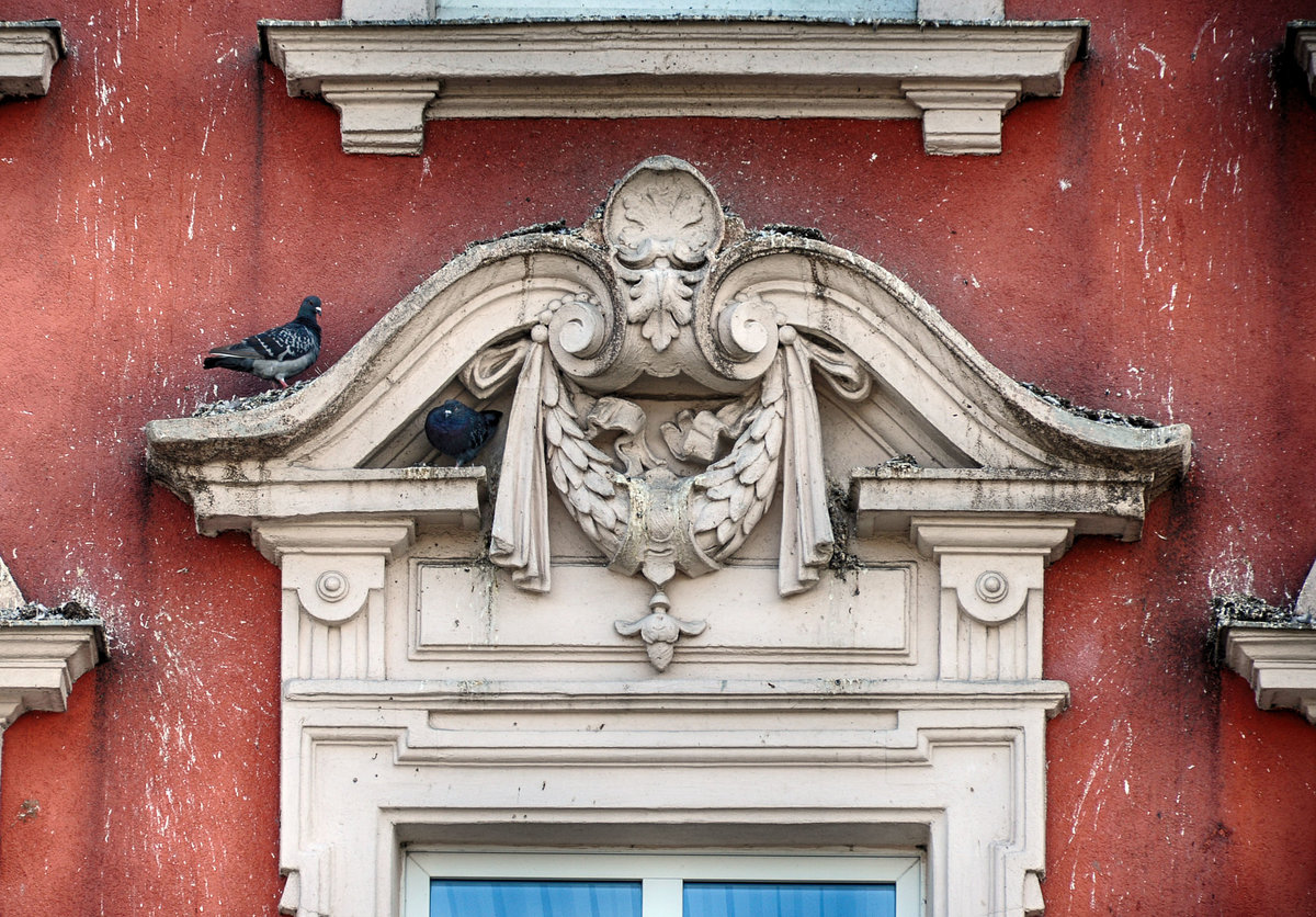 Detailaufnahme vom Haus am Plac Pokujo (bis 1945 Marktplatz) in Lębork (Lauenburg in Pommern). Aufnahme: 19. August 2020.