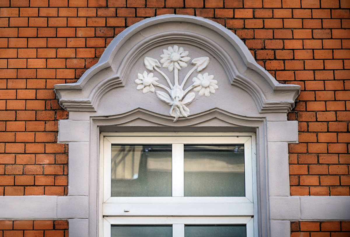 Detailaufnahme vom Haus an der Ulica Staromiejska (bis 1945 Stolper Strae) in Lębork (Lauenburg in Pommern). Aufnahme: 19. August 2020.