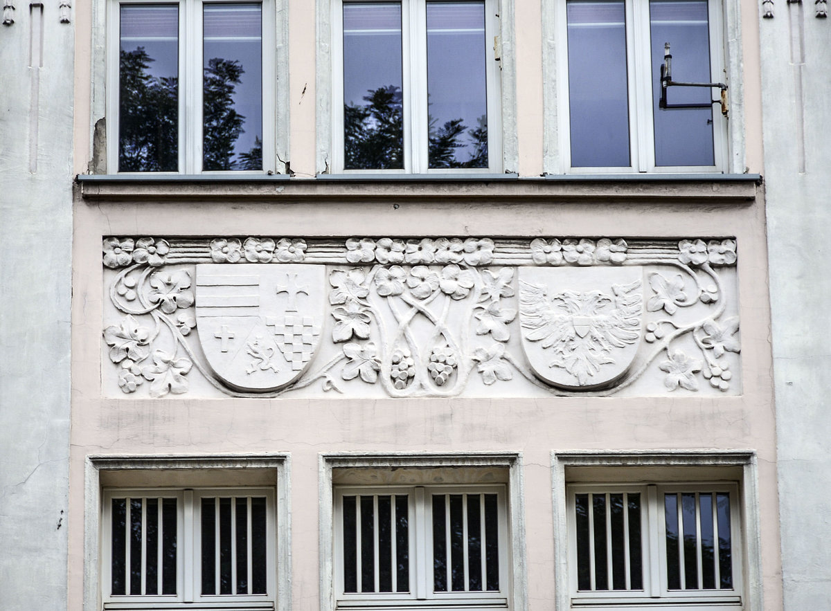 Detailaufnahme eine Hausfassade in Słupsk (Stolp) in Hinterpommern. Aufnahme: 22. August 2020.