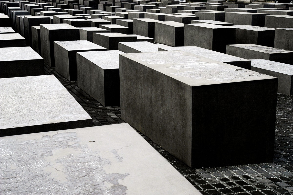 Detailaufnahme vom Holocaust-Mahnmal in Berlin. April 2007.