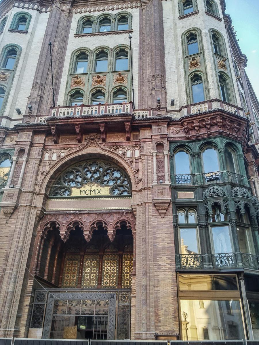 Detailaufnahme vom Párisi Udvar (Pariser Hof) in Budapest. Das schöne Art Nouveau Gebäude ist aktueller Standort eines Hotels und einige Geschäfte. Fotodatum: März 2019.