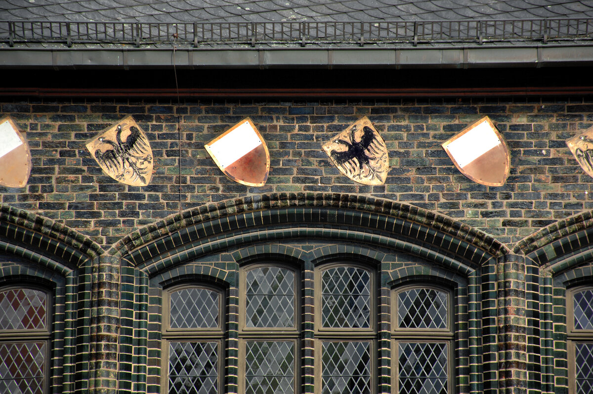 Detailaufnahme von der Schaufassade des Lbecker Rathaus. Aufnahme: 20. August 2021.