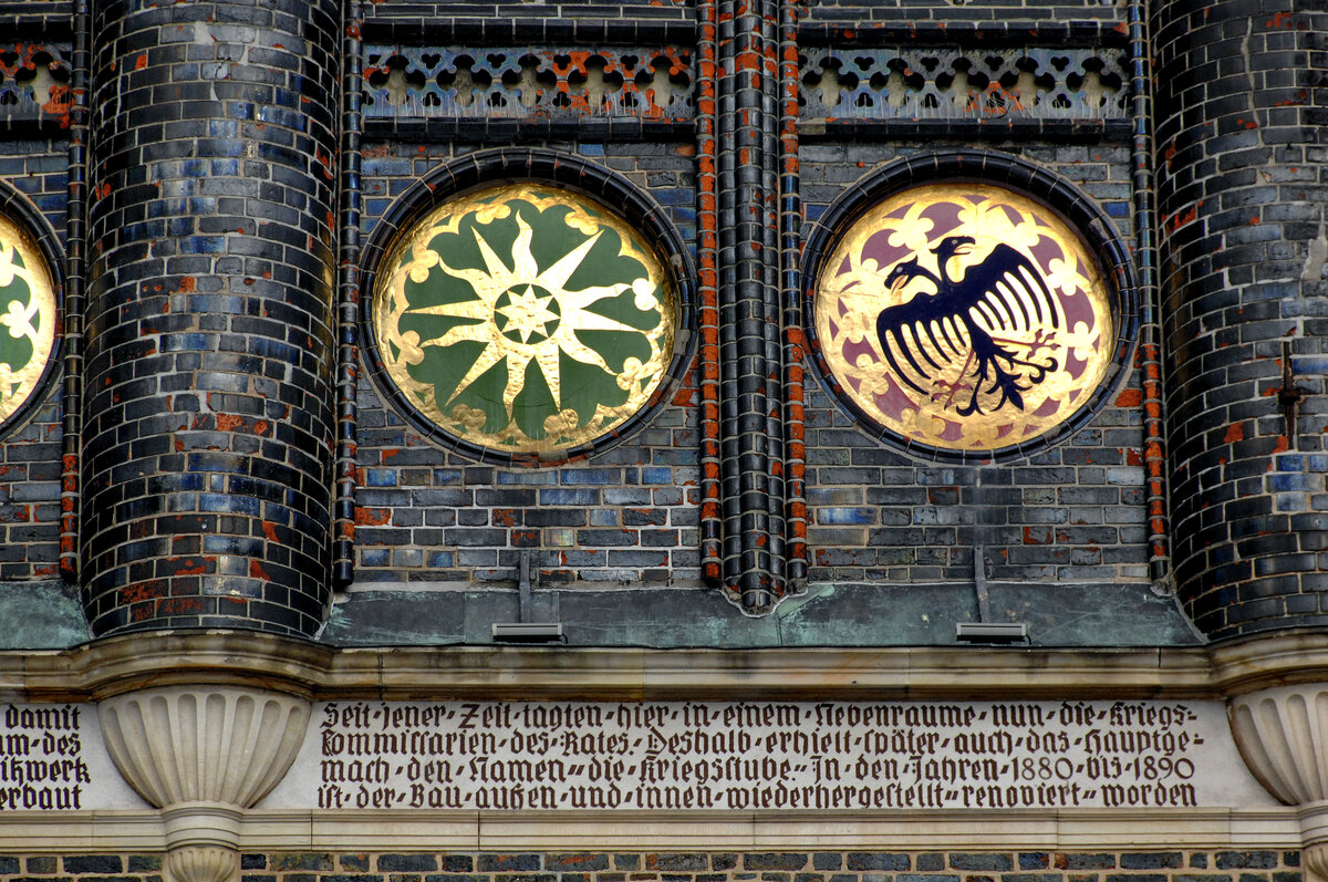 Detailaufnahme von der Schaufassade des Lbecker Rathaus. Aufnahme: 20. August 2021.