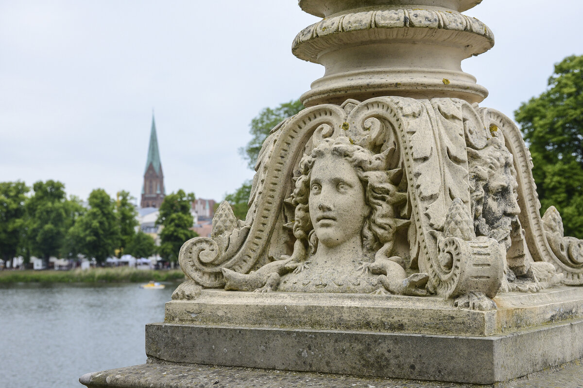 Detailaufnahme der Schweriner Schlossbrcke. Aufnahme: 17. Juni 2022.