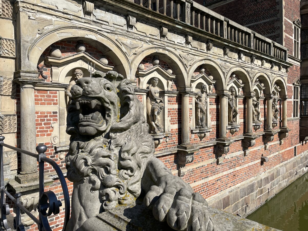 Detailaufnahme der Sdseite von Schloss Frederiksborg (dnisch Frederiksborg Slot) - ein Wasserschloss in Hillerd auf der dnischen Insel Seeland. Es gilt als grtes und bedeutendstes Bauwerk der nordischen Renaissance und beherbergt heute das Dnische Nationalhistorische Museum. Aufnahme: 31. August 2021.