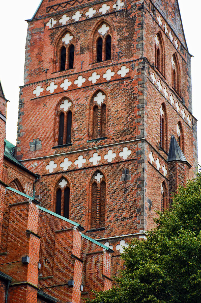 Detailaufnahme vom Turm der St. Marienkirche in Lbeck. Aufnahme: 20. August 2021.