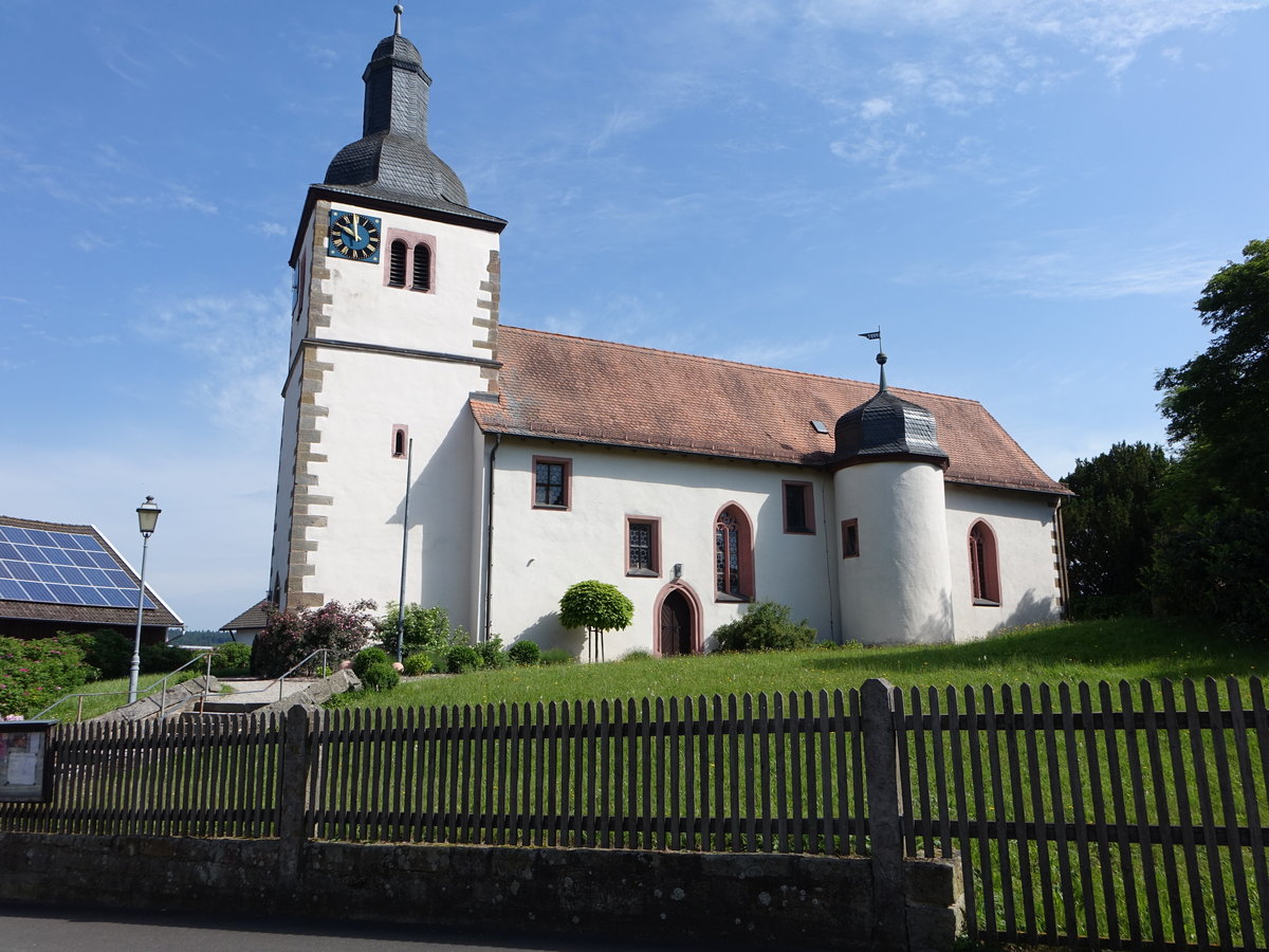 Detter, Ev. Pfarrkirche, Saalbau mit romanischem Westturm mit Welscher Haube, erbaut im 17. Jahrhundert (27.05.2018)