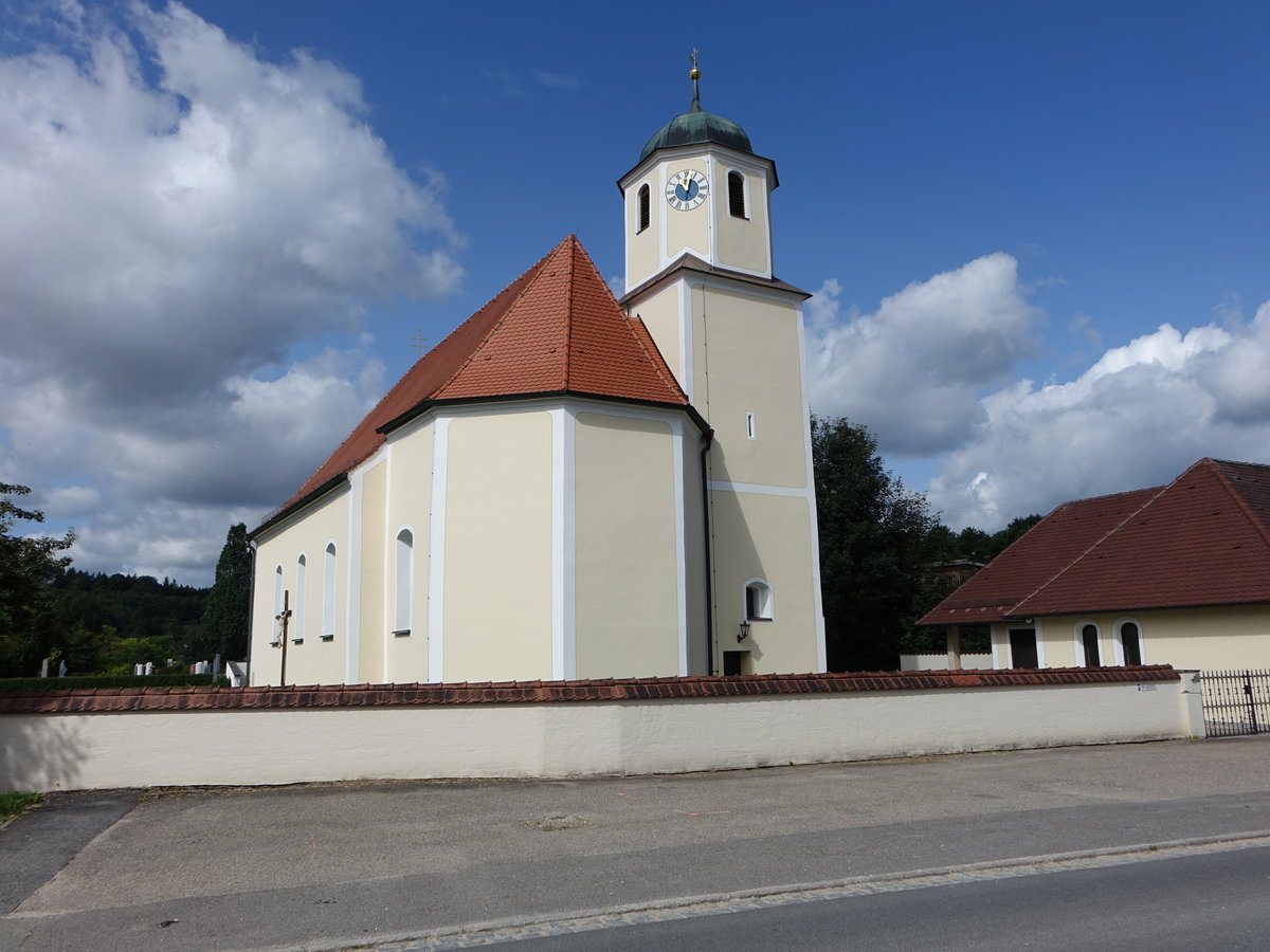 Deusmauer, katholische Pfarrkirche St. Maria und Margareta, Saalbau mit eingezogenem Polygonalchor, erbaut von 1710 bis 1712 (20.08.2017)