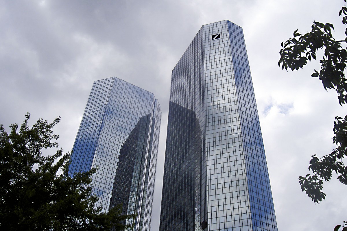 Deutsche Bank in Frankfurt am Main. Aufnahme: Juli 2005.