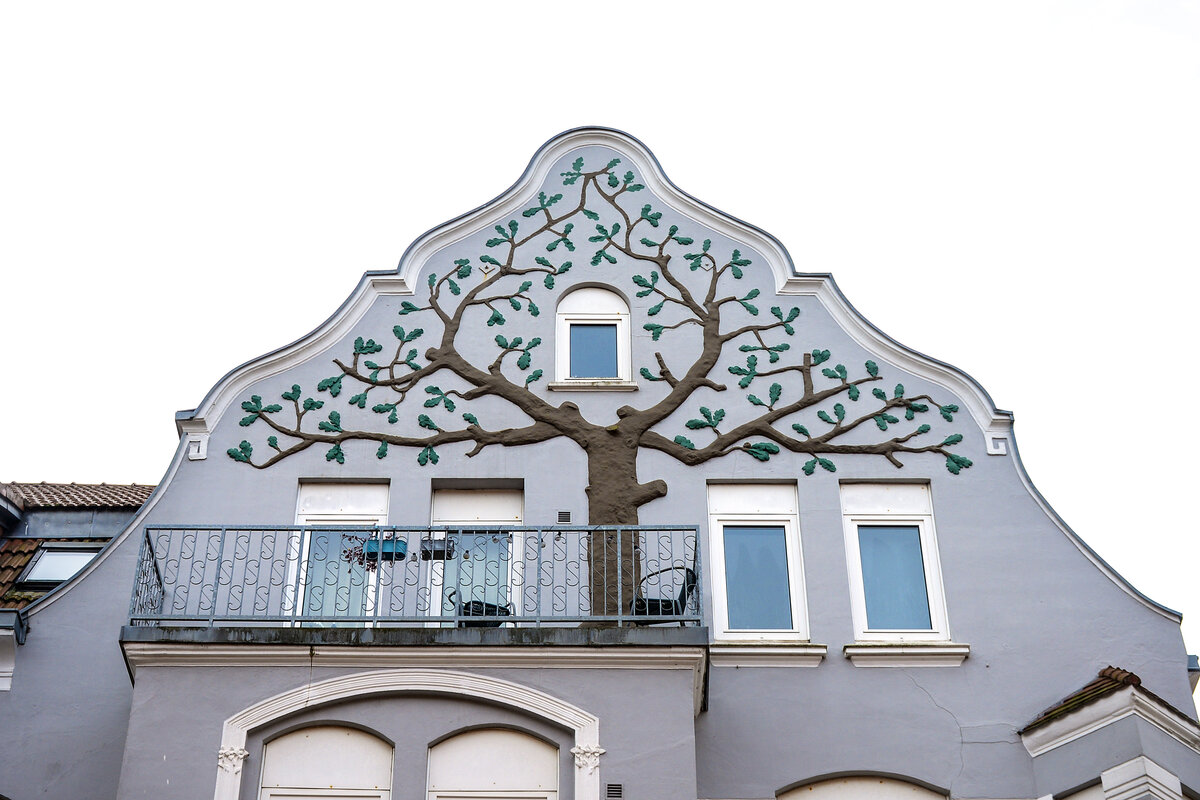 Deutsche Eiche im ehemaligen Hotel Germania in der Helgolandsgade 39 in Snderborg (deutsch Sonderburg) in Nordschleswig. Das Gebude wurde 1906 errichtet. Aufnahme: 31. Oktober 2025.