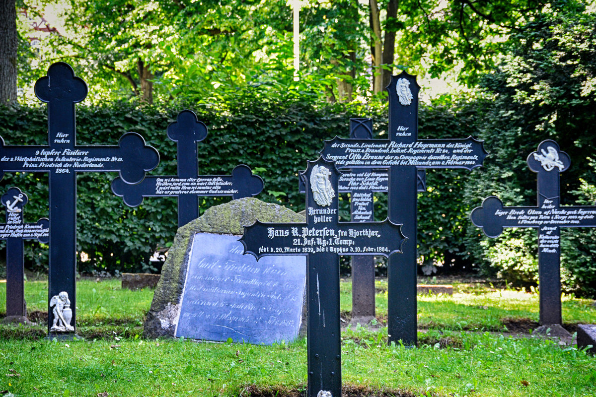 Deutsche Soldatengrber auf dem Alten Friedhof in Flensburg. Die Grber sind nach dem schleswgischen Krieg 1864 errichtet. Aufnahme: 18. Juli 2020.