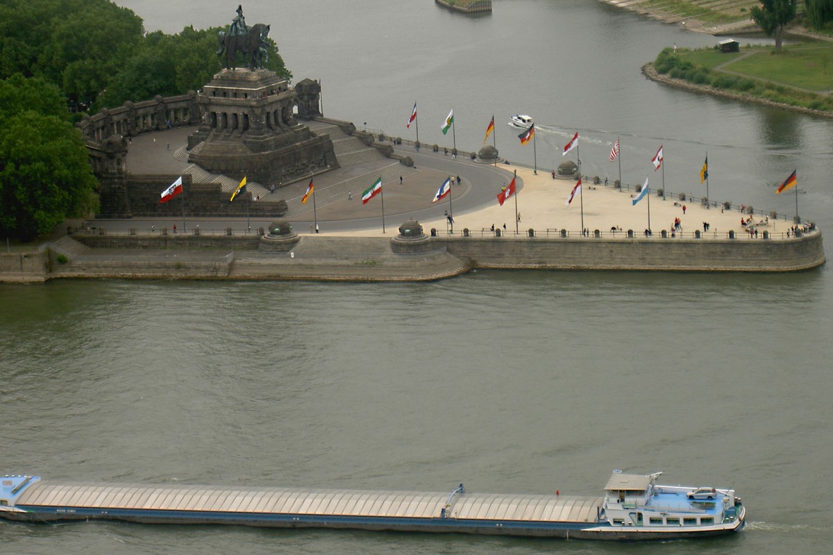 Deutsches Eck in Koblenz von Ehrenbreitenstein aus gesehen. Aufnahme: Juli 2005.