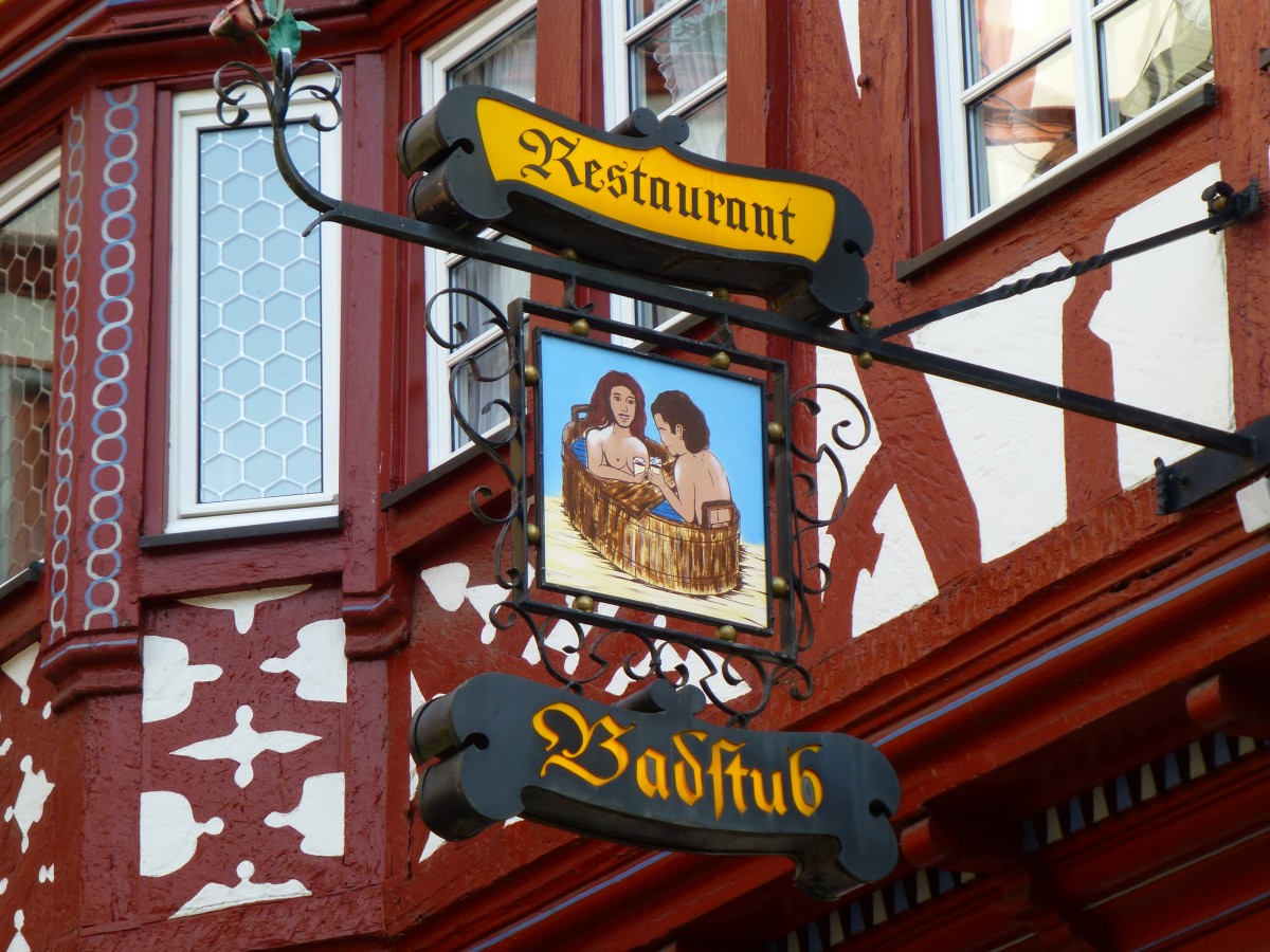 Deutschland, Rheinland-Pfalz, Bernkastel, Restaurantschild in der Burgstrasse, 09.08.2014