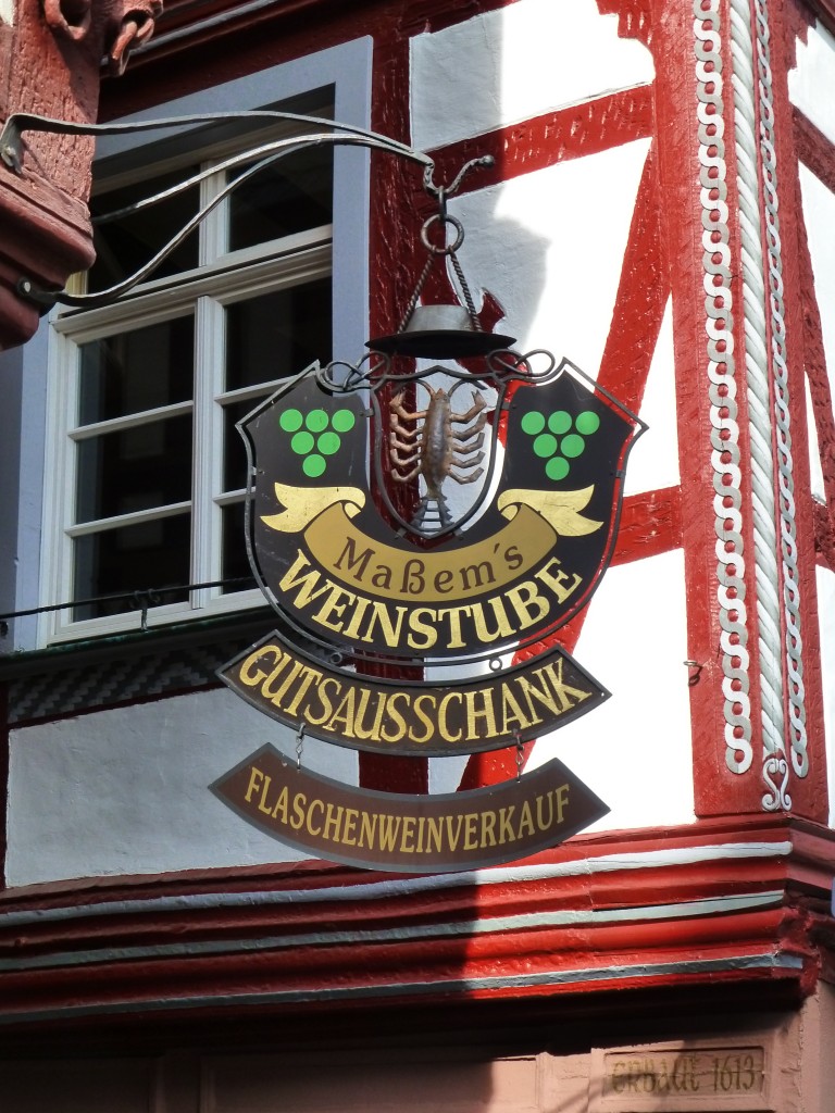 Deutschland, Rheinland-Pfalz, Bernkastel, Wirtshausschild am Markt, 09.08.2014