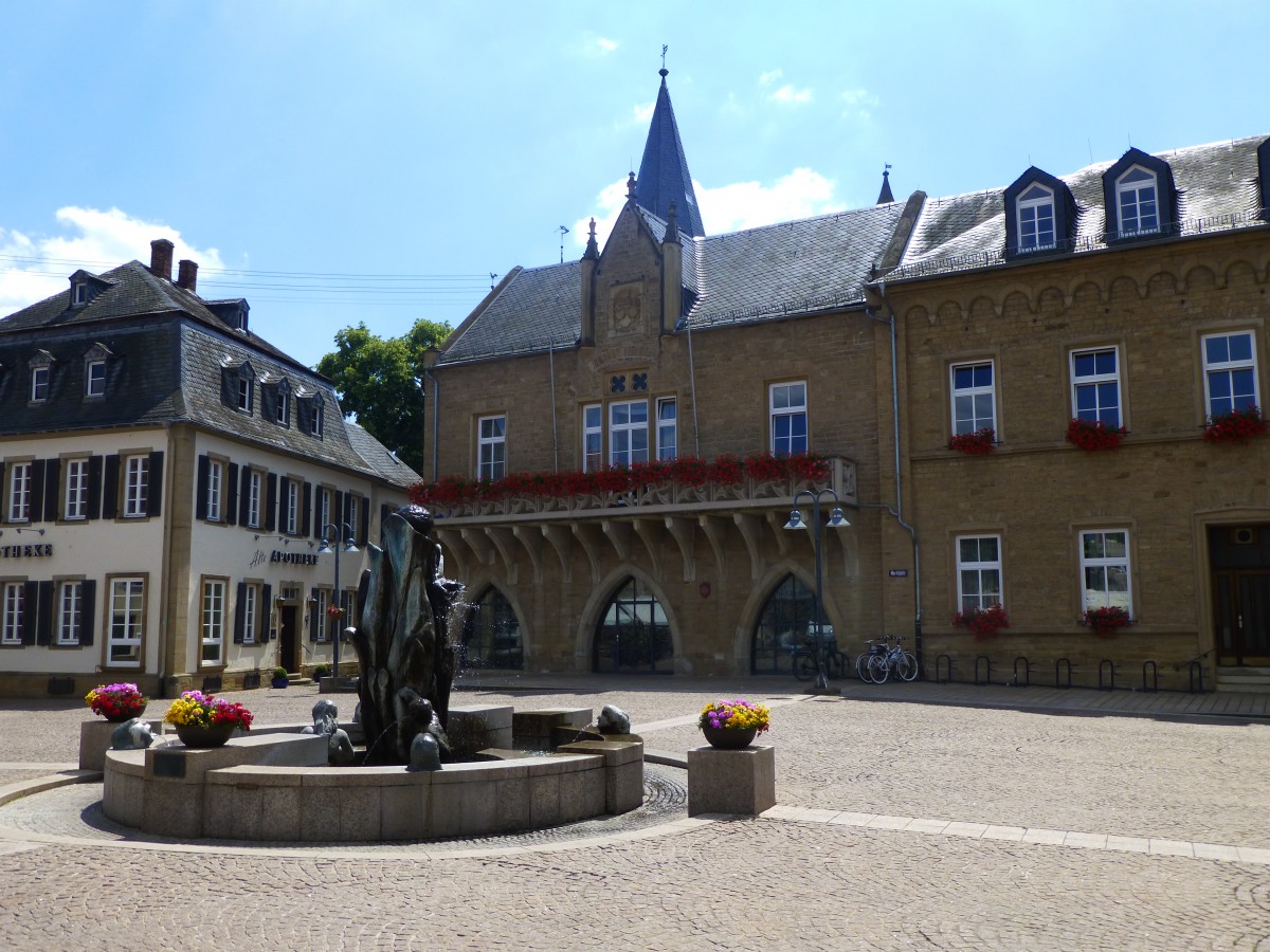 Deutschland, Rheinland-Pfalz, Landkreis Bad Kreuznach, Bad Sobernheim, Rathaus am Marktplatz. 02.07.2014
