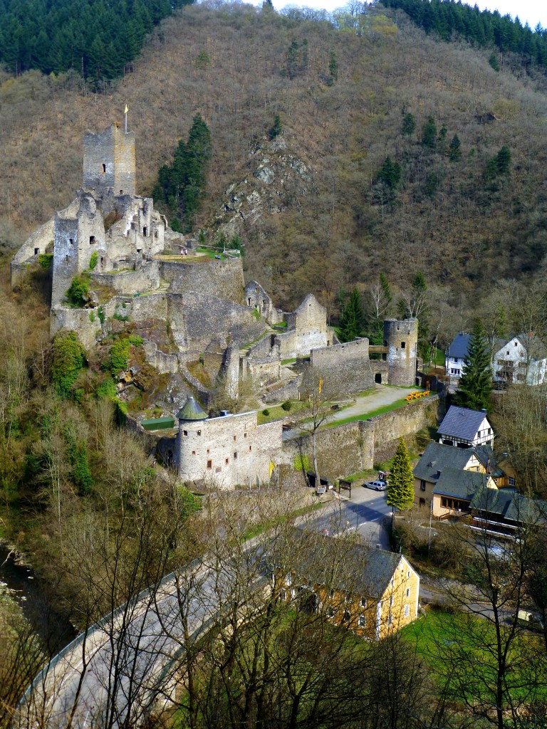 Deutschland, Rheinland-Pfalz, Landkreis Bernkastel-Wittlich,Verbandsgemeinde Manderscheid, Burgruine Niederburg. 29.03.2014