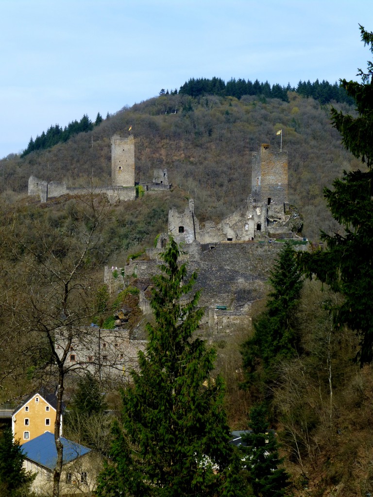 Deutschland, Rheinland-Pfalz, Landkreis Bernkastel-Wittlich,Verbandsgemeinde Manderscheid, Burgruine Niederburg, im Hintergrund Burgruine Oberburg. 29.03.2014