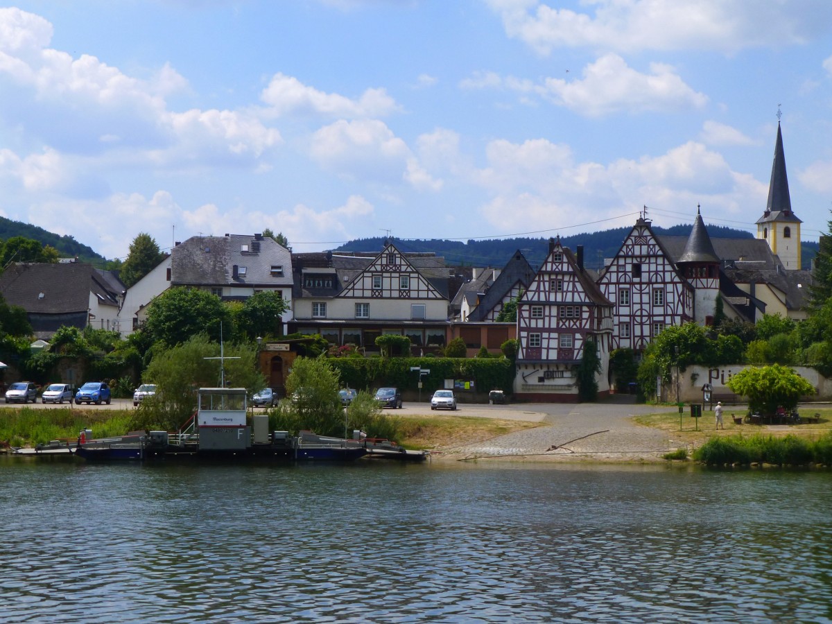 Deutschland, Rheinland-Pfalz, Landkreis Cochem-Zell, Pnderich an der Mosel mit seinen zahlreichen Fachwerkbauten aus dem 16. Jahrhundert. 26.04.2014