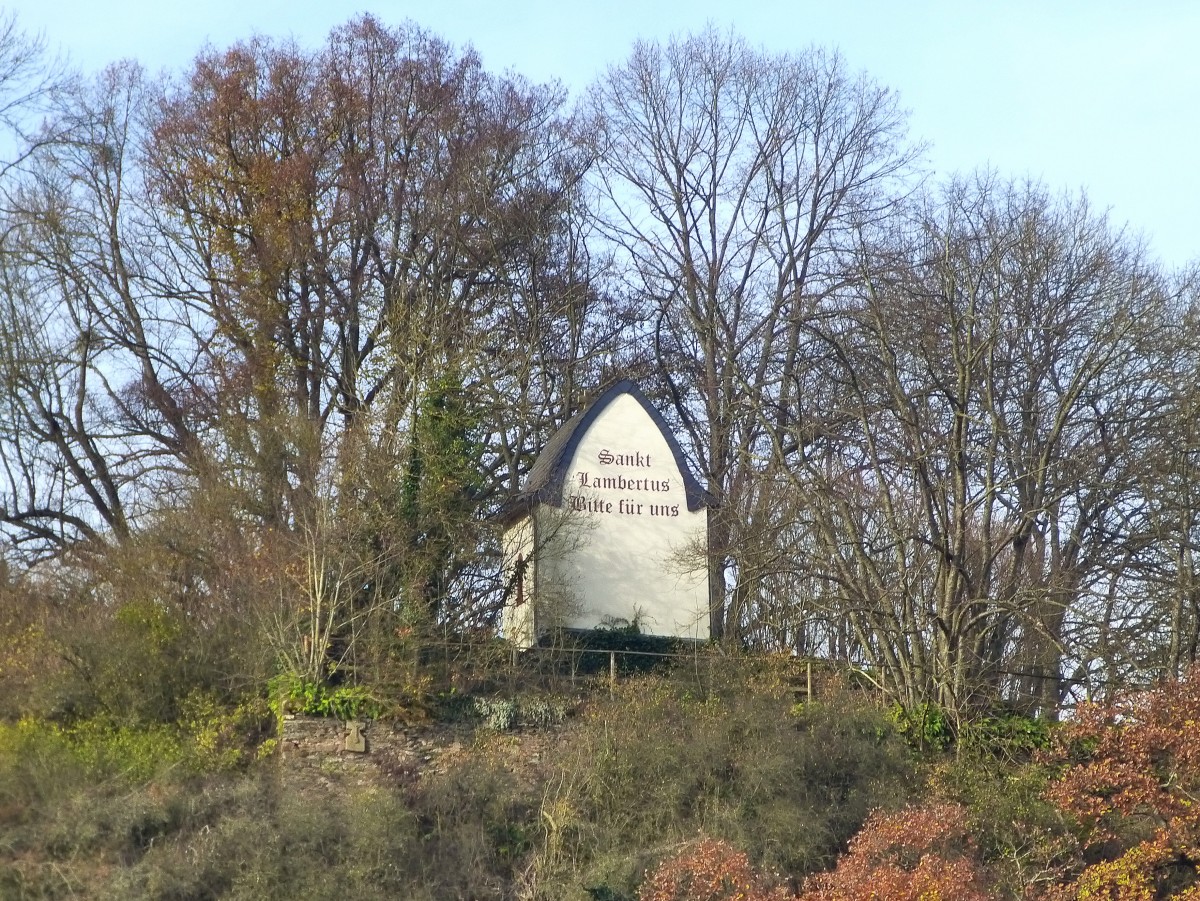 Deutschland, Rheinland-Pfalz, Landkreis Trier-Saarburg, Ayl, Sankt Lambertus Kapelle hoch ber der Saar. 22.11.2014
