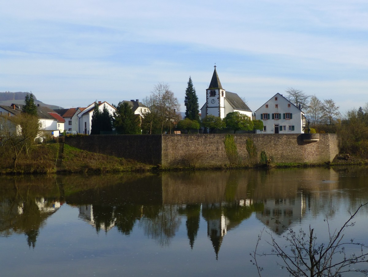 Deutschland, Rheinland-Pfalz, Landkreis Trier-Saarburg, Hamm, Spiegelung in der Saar. 22.11.2014
