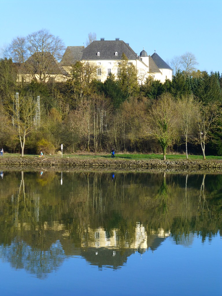 Deutschland, Rheinland-Pfalz, Landkreis Trier-Saarburg, das Schloss Thorn ist eine zum Schloss umgewandelte ehemalige Burganlage innerhalb des gleichnamigen Ortsteiles Schloss Thorn. Von Remich an der luxemburgischen Seite der Mosel aus fotografiert. 09.03.2014