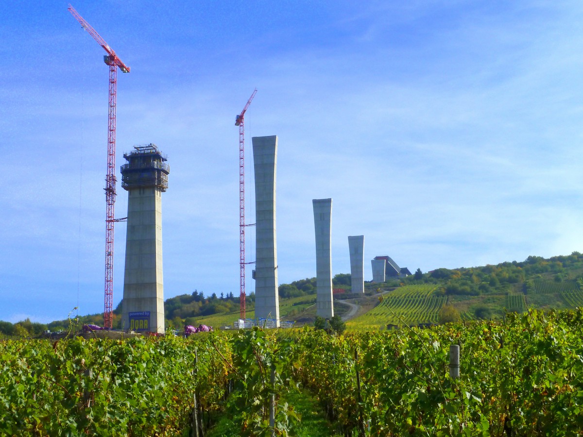 Deutschland, Rheinland-Pfalz, Zeltingen-Rachtig, der im Bau befindliche Hochmoselbergang der B50 neu. 18.10.2014