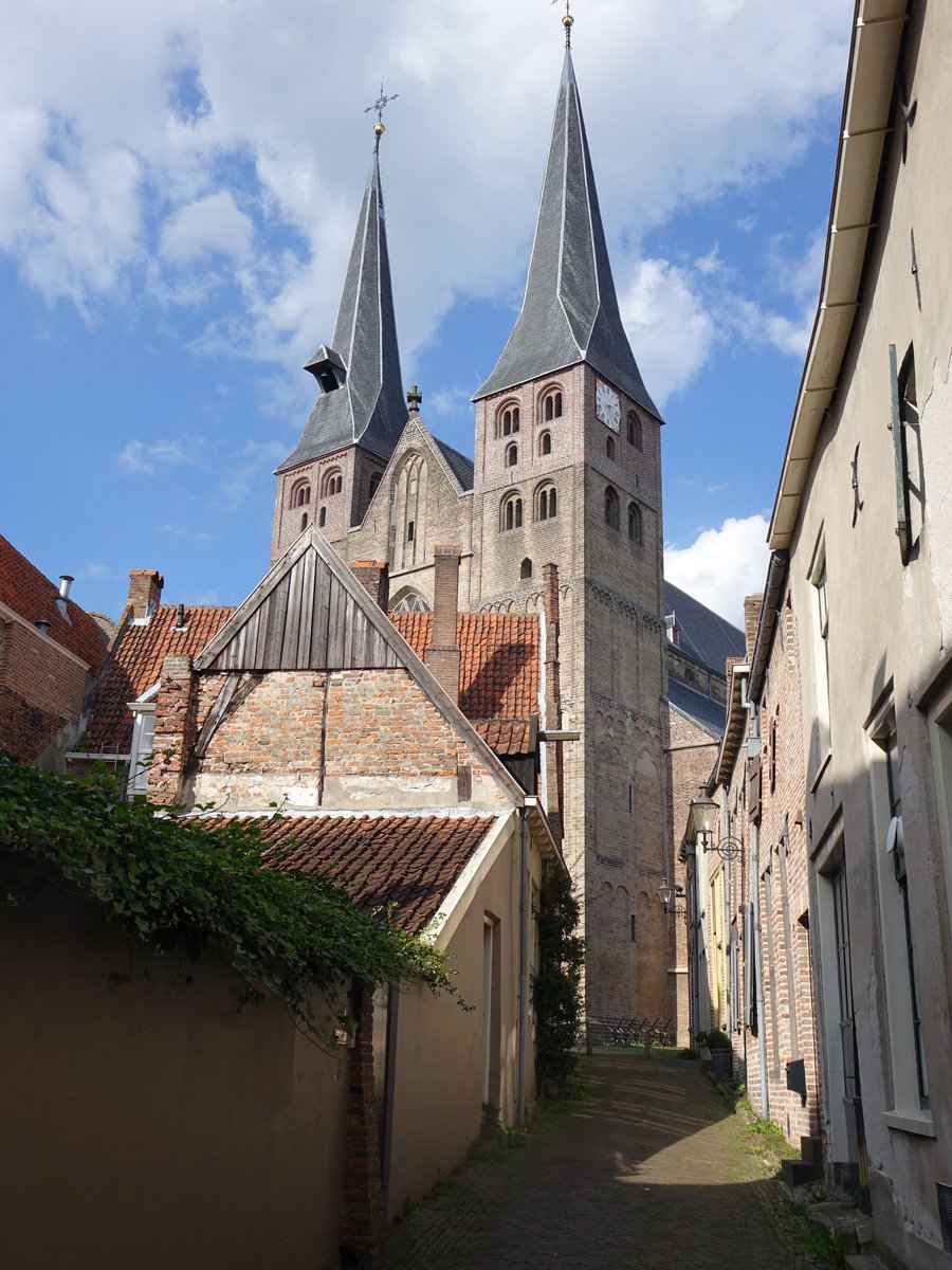 Deventer, Bergkerk oder St. Nicolaaskerk, romanische kreuzfrmige Basilika, erbaut um 1200, Chor 15. Jahrhundert, Trme im spten 15. Jahrhundert erhht mit schlanken Spitzen, heute Kulturzentrum (20.08.2016)