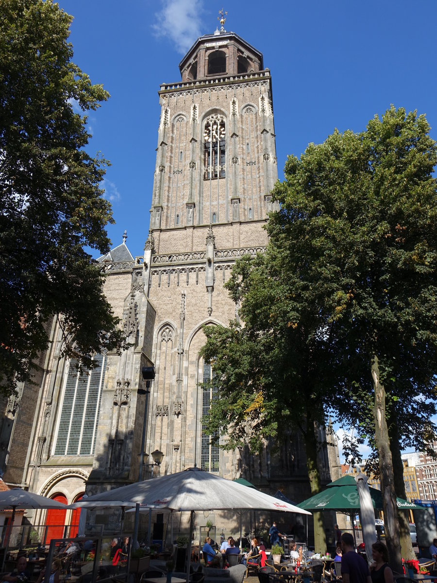 Deventer, St. Lebuinus Kerk, sptgotische Hallenkirche, erbaut im 15. Jahrhundert, Seitenschiff 16. Jahrhundert, Glockenspiel von 1654 (20.08.2016)
