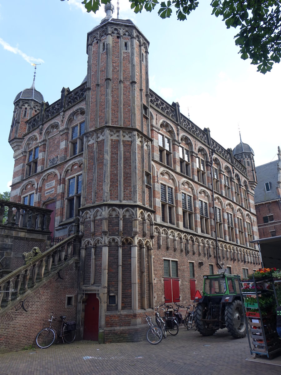 Deventer, Stadhuis am Grote Kerkhof, erbaut von 1693 bis 1694, Sandsteinfassade von Jacob Roman (20.08.2016)