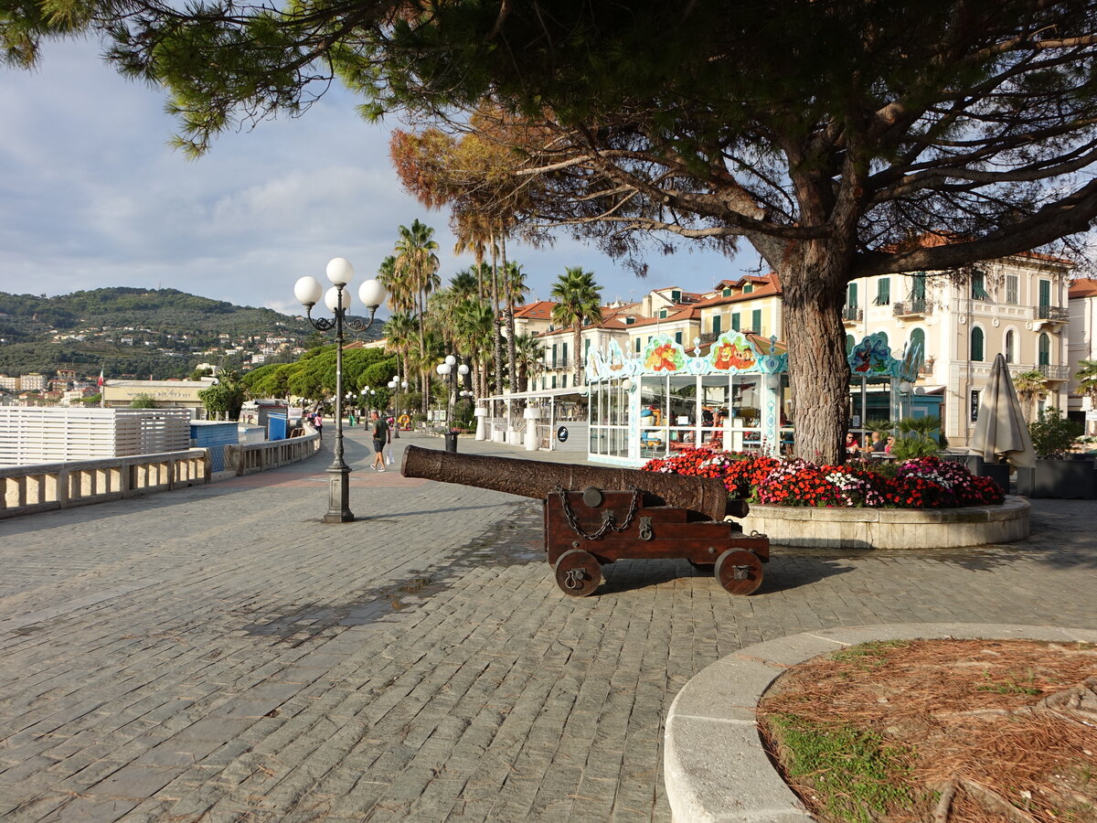 Diano Marina, historische Kanone am Corso Giuseppe Garibaldi (04.10.2021)