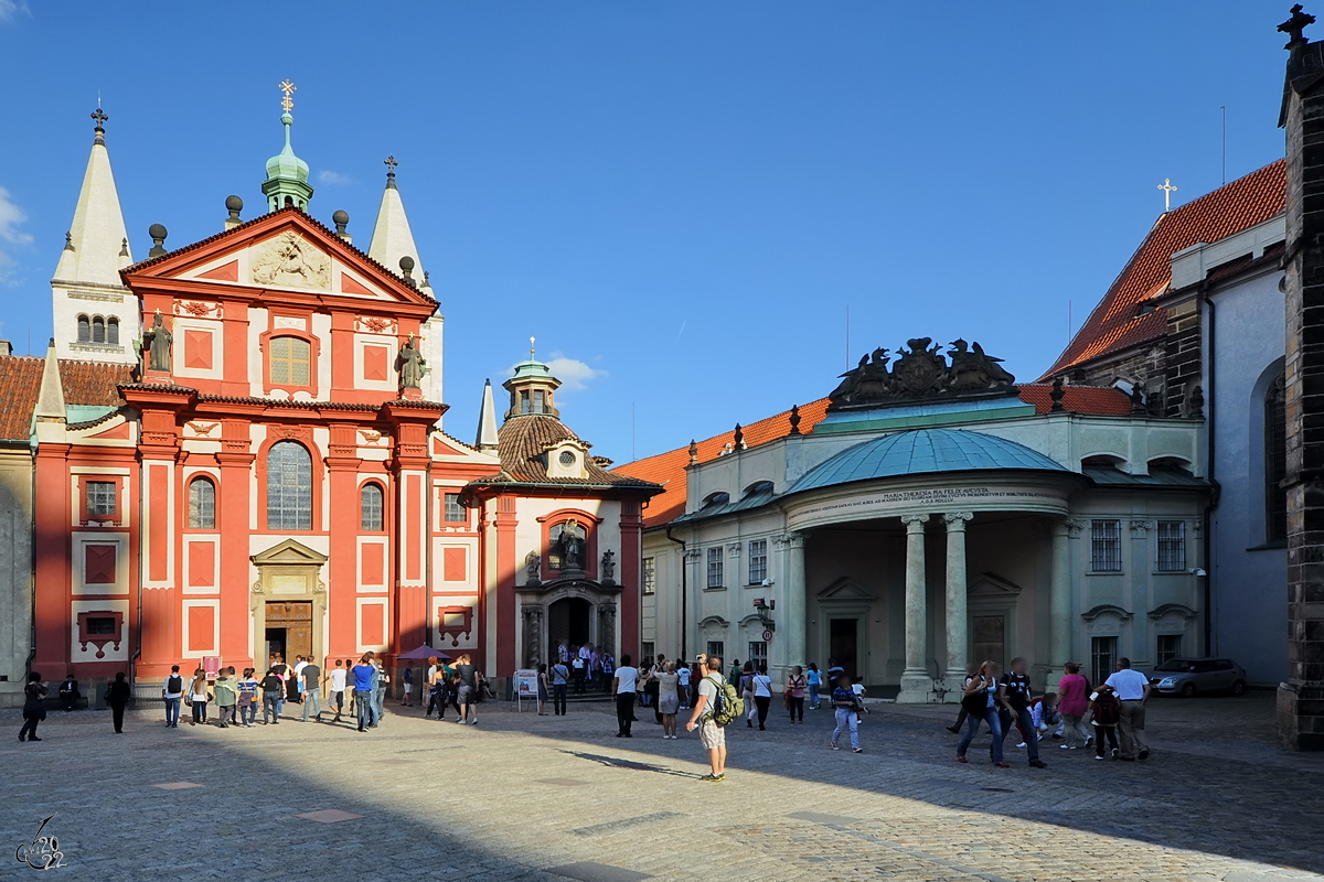 Die 1142 mit barocker Fassade wiederaufgebaute St. George's Basilika Basilika ist Teil der Prager Burg. (September 2012)