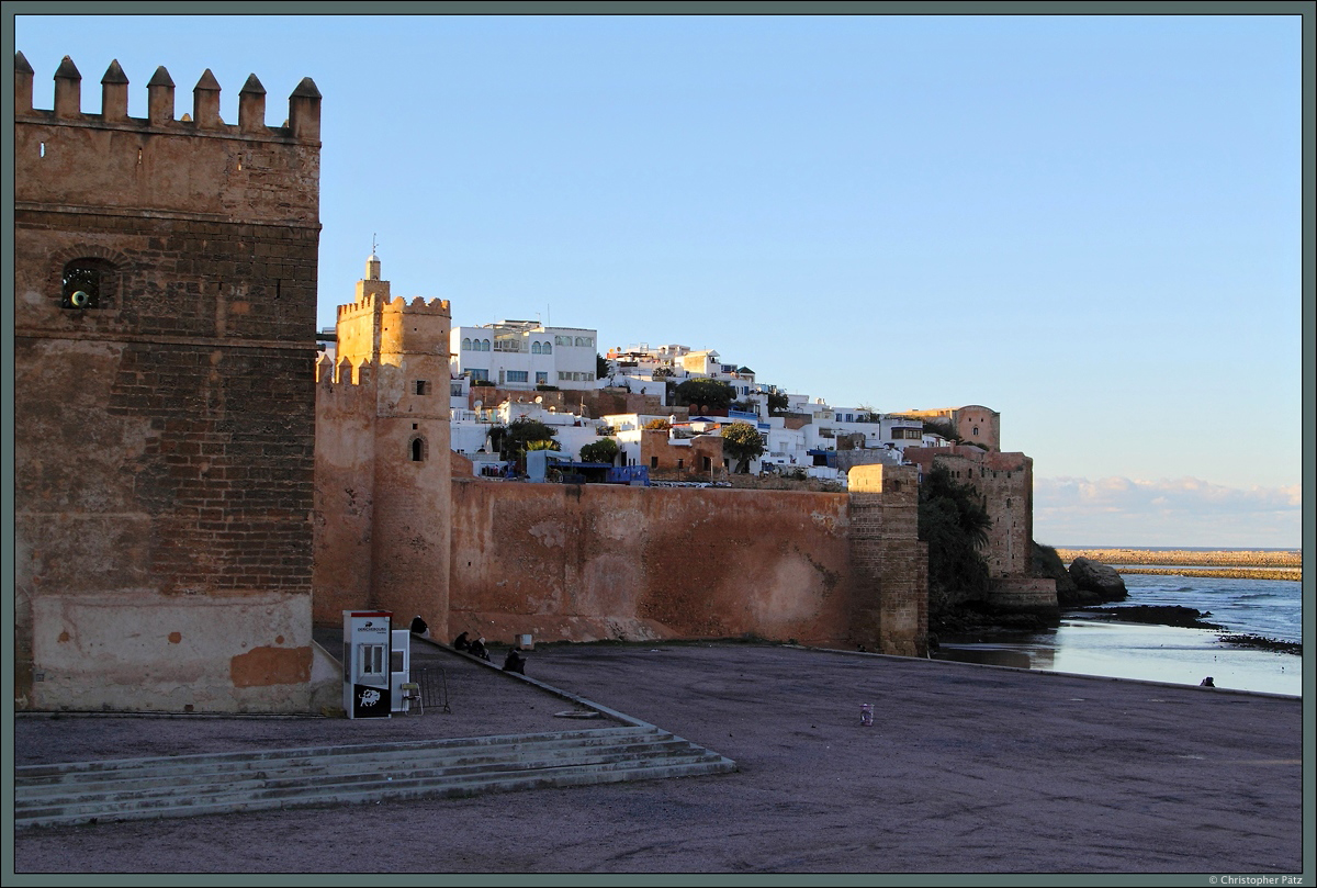 Die im 12. Jahrhundert errichtete Kasbah des Oudaas bildet den nordstlichen Abschluss der Stadt Rabat. Sie liegt an der Mndung des Flusses Bou Regreg in den Atlantik. (Rabat, 23.11.2015)