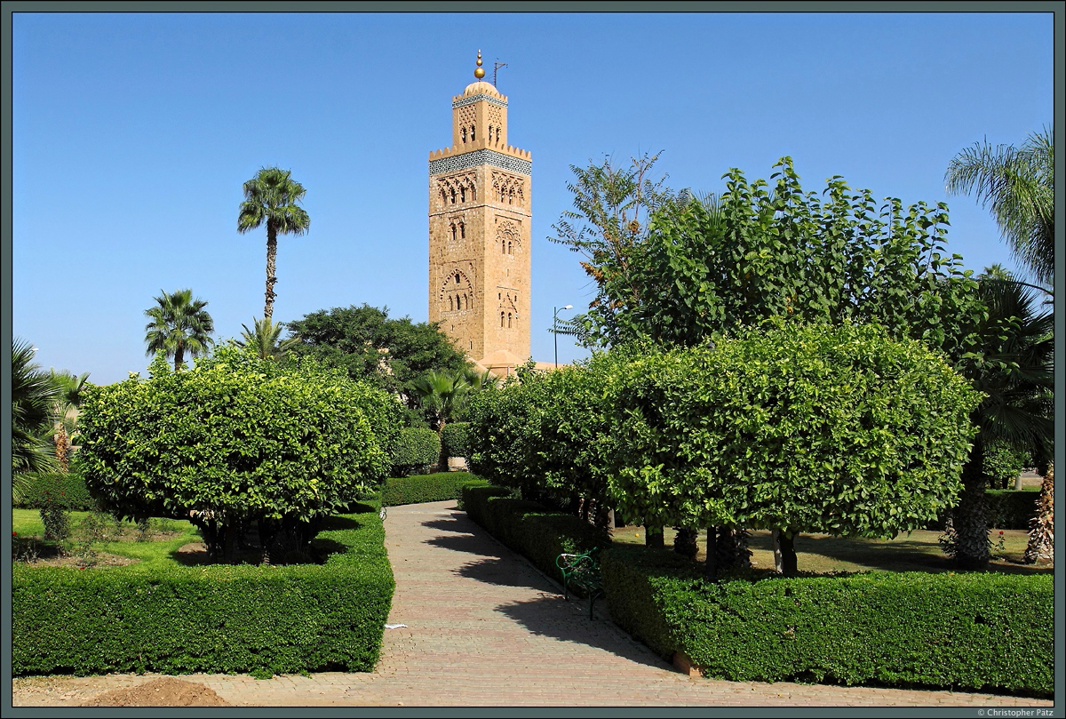 Die im 12. Jahrhundert errichtete Kutubiya-Moschee ist die größte Moschee Marrakeschs. Das 77 m hohe Minarett ist das Wahrzeichen der Stadt und ein beliebtes Touristenziel. Südlich der Moschee befindet sich ein Garten. (Marrakesch, 17.11.2015)