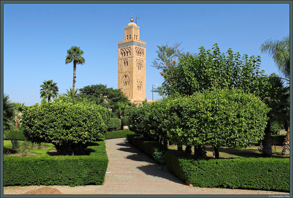 Die im 12. Jahrhundert errichtete Kutubiya-Moschee ist die grte Moschee Marrakeschs. Das 77 m hohe Minarett ist das Wahrzeichen der Stadt und ein beliebtes Touristenziel. Sdlich der Moschee befindet sich ein Garten. (Marrakesch, 17.11.2015)