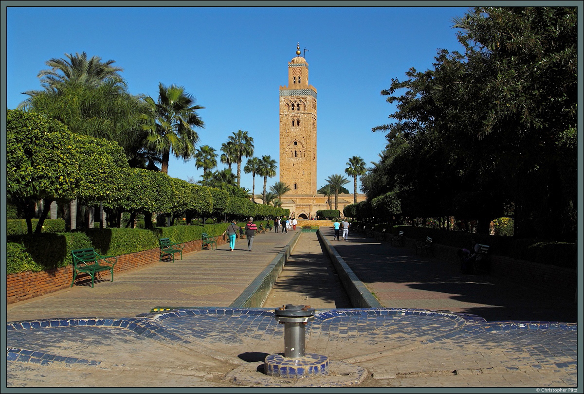 Die im 12. Jahrhundert errichtete Kutubiya-Moschee ist eine der ltesten Moscheen Marokkos. Das 77 m hohe Minarett ist ein Wahrzeichen der Stadt Marrakesch. (24.11.2015)
