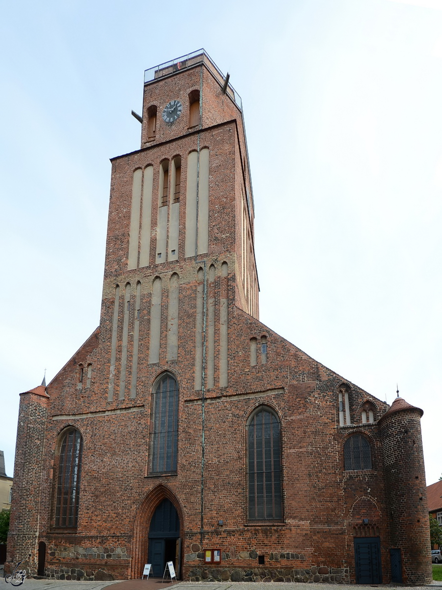 Die von 1280 bis 1350 im gotischen Stil errichtete Petrikirche in Wolgast wurde bis Anfang des 15. Jahrhunderts zu einer dreischiffigen Basilika umgestaltet. (August 2013)