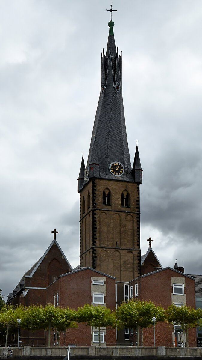 Die im 13. Jahrhundert im Stil der niederrheinischen Backsteingotik erbaute katholische Kirche St. Lambertus ist wohl das �lteste Bauwerk von D�sseldorf. Ihr heutiges Aussehen  verdankt  sie einem Brand, welcher 1815 den Turmhelm zerst�rt hatte.