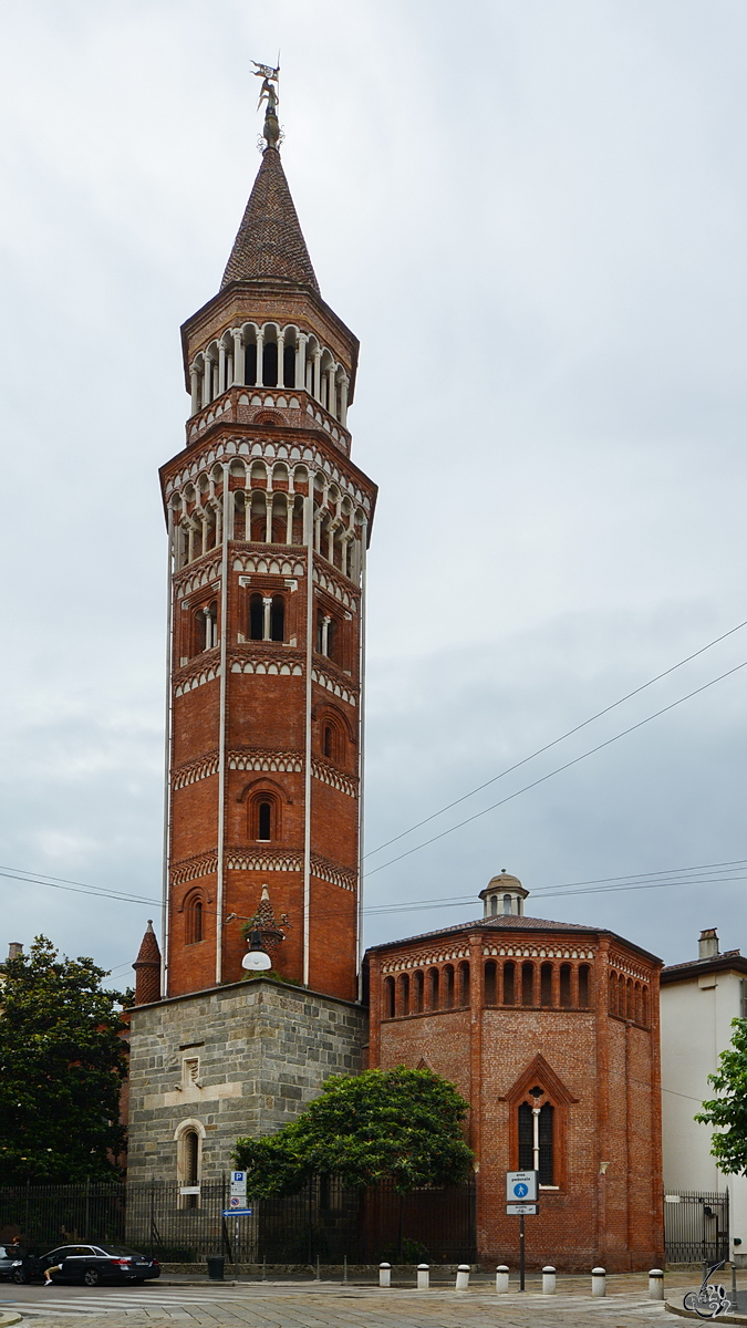 Die 1336 erbaute Hofkirche des heiligen Gotthard (Chiesa di San Gottardo in Corte) befindet sich in der Altstadt von Mailand. (Juni 2014)