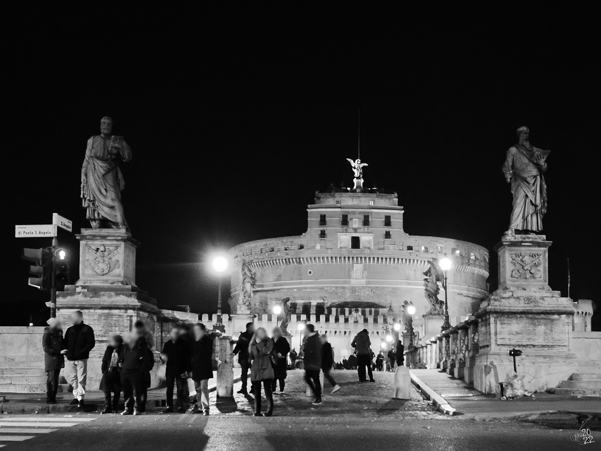 Die 134 nach Christus fertiggestellte Engelsbrcke fhrt direkt auf die Engelsburg zu. (Rom, Dezember 2015)