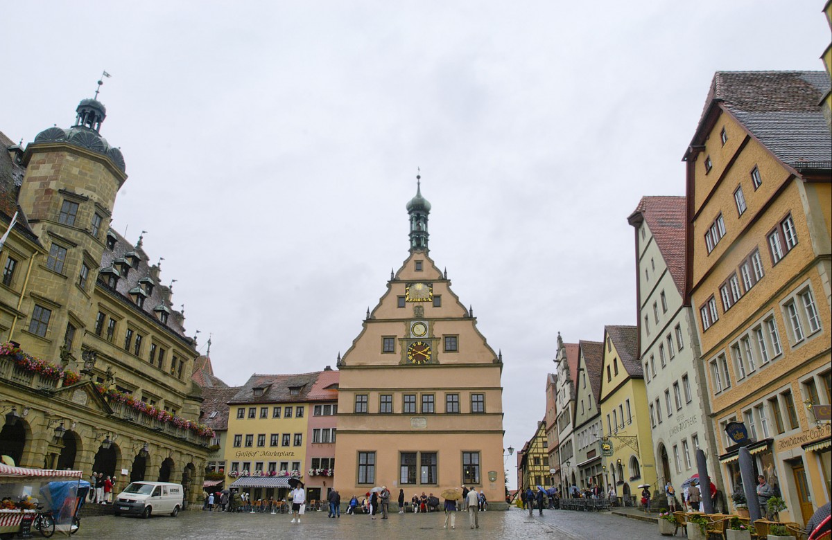 Die 1446 erbaute Ratstrinkstube am Marktplatz in Rothenburg ob der Tauber. Aufnahme: August 2008.