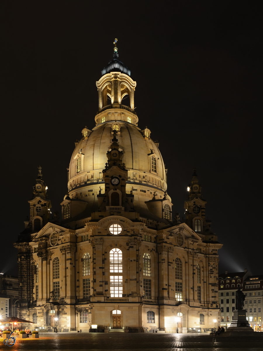 Die von 1726 bis 1743 im barocken Stil errichtete Frauenkirche in Dresden wurde whrend der Luftangriffe auf Dresden im Februar 1945 zerstrt und nach der Wende von 1994 bis 2005 wieder aufgebaut. (April 2014)