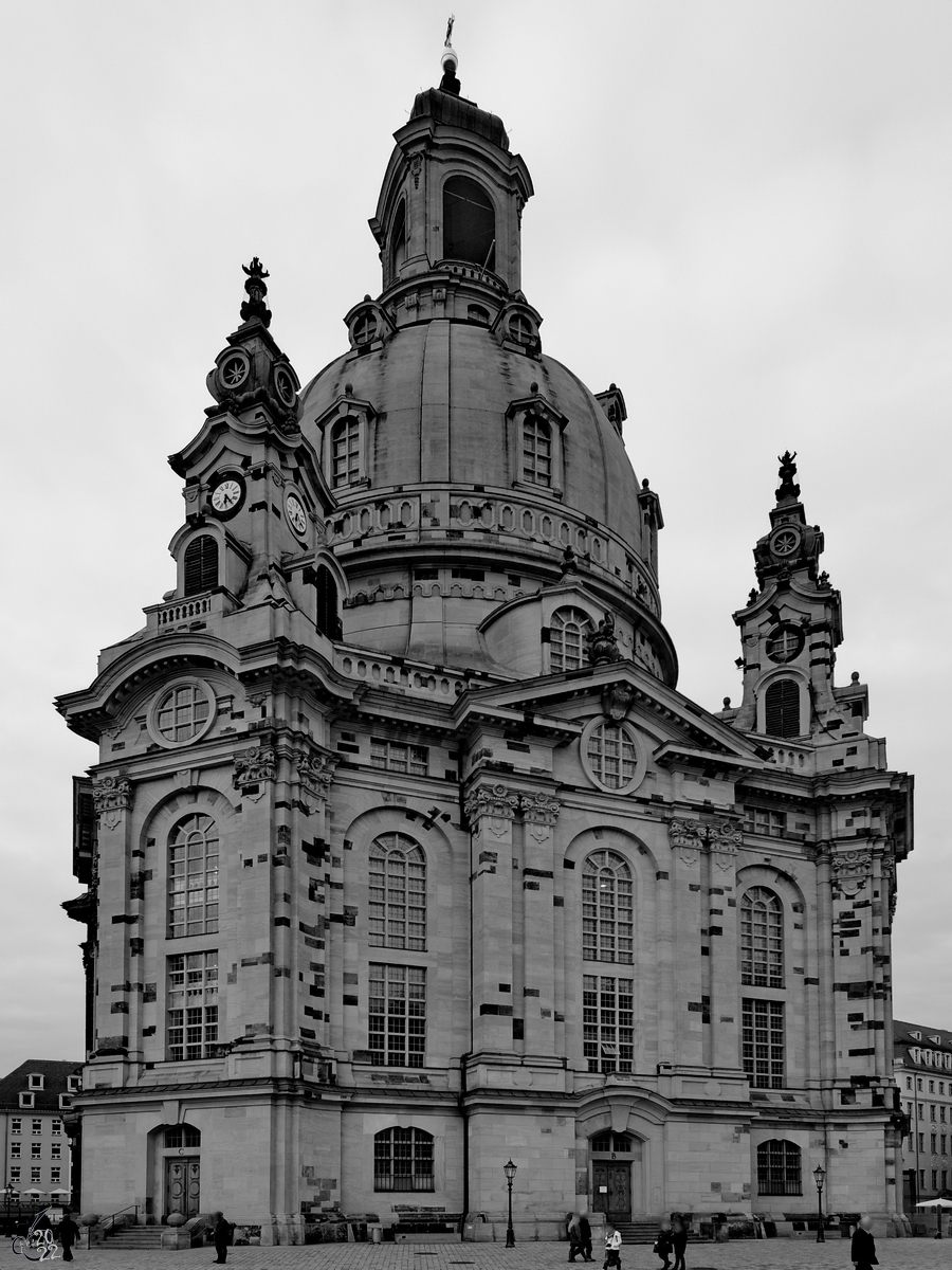 Die von 1726 bis 1743 im barocken Stil errichtete Frauenkirche in Dresden wurde whrend der Luftangriffe auf Dresden im Februar 1945 zerstrt und nach der Wende von 1994 bis 2005 wieder aufgebaut. (April 2014)