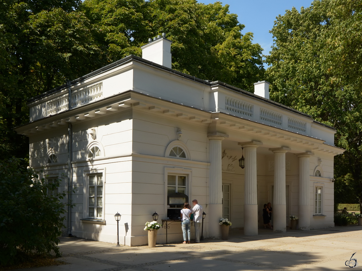 Die 1779 bis 1780 erbaute neue Kordegarda im Łazienki-Park wird heute vom Trou Madame Cafe genutzt. (Warschau, August 2015)