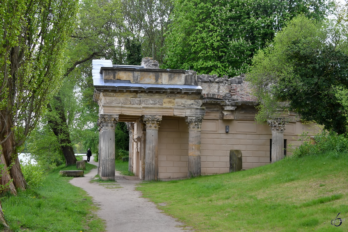 Die 1788 bis 1790 entstandene Schlosskche in Form einer Tempelruine ist durch einen unterirdischen Gang mit dem Marmorpalais verbunden. (Potsdam, April 2018)