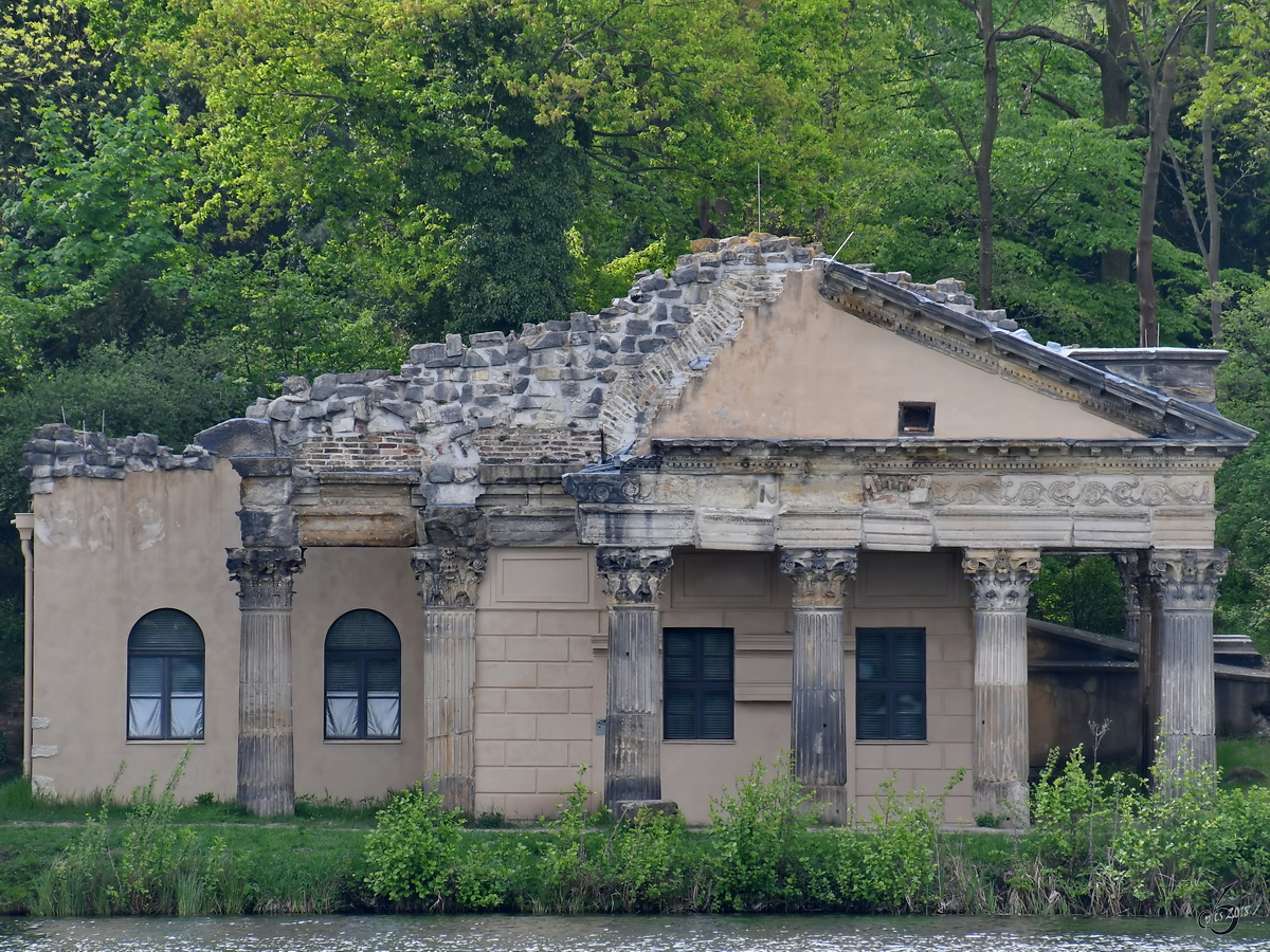 Die 1788 bis 1790 entstandene Schlosskche in Form einer Tempelruine ist durch einen unterirdischen Gang mit dem Marmorpalais verbunden. (Potsdam, April 2018)