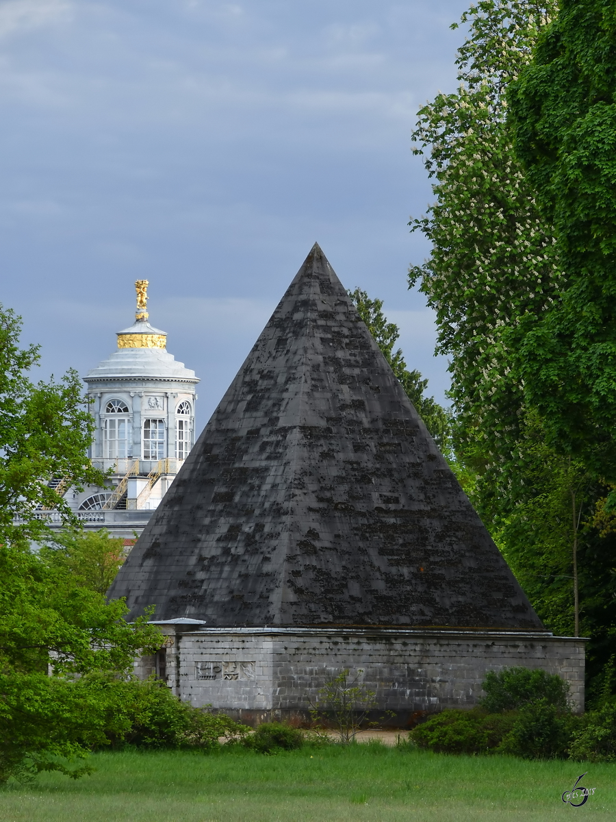 Die 1791 bis  1792 erbaute Pyramide war in ihrer wahren Funktion ein Eiskeller zum Frischhalten von Lebensmitteln. (Potsdam, April 2018)