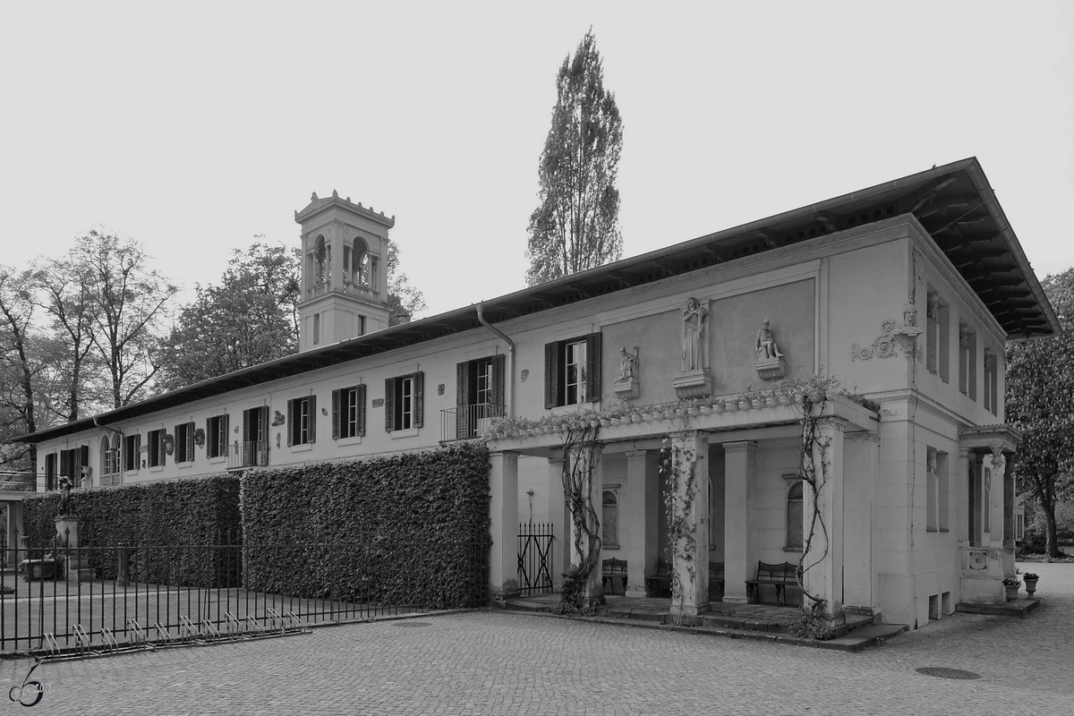 Die 1828 entstandene Remise mit Turm. Die ehemalige Wagenhalle ist heute ein Restaurant im Park Klein-Glienicke. (Berlin, April 2018)