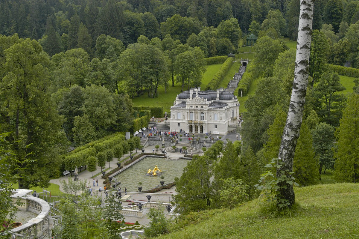 Die Knigliche Vill Schloss Linderhof in der oberbayerischen Gemeinde Ettal im sdlichen Bayern. Aufnahme: Juli 2008.