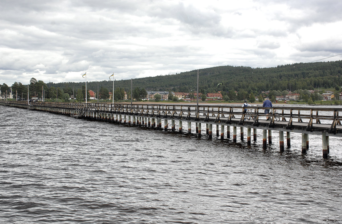 Die Lngbrygga (lange Brcke) in Rttvik (Dalarna - Schweden) ist 628 Meter lang. Ganz am Ende der Brcke gibt es einen kleinen knstlich angelegten Hafen, in dem Schiffe anlegen knnen. Aufnahme: 31. Juli 2017. 